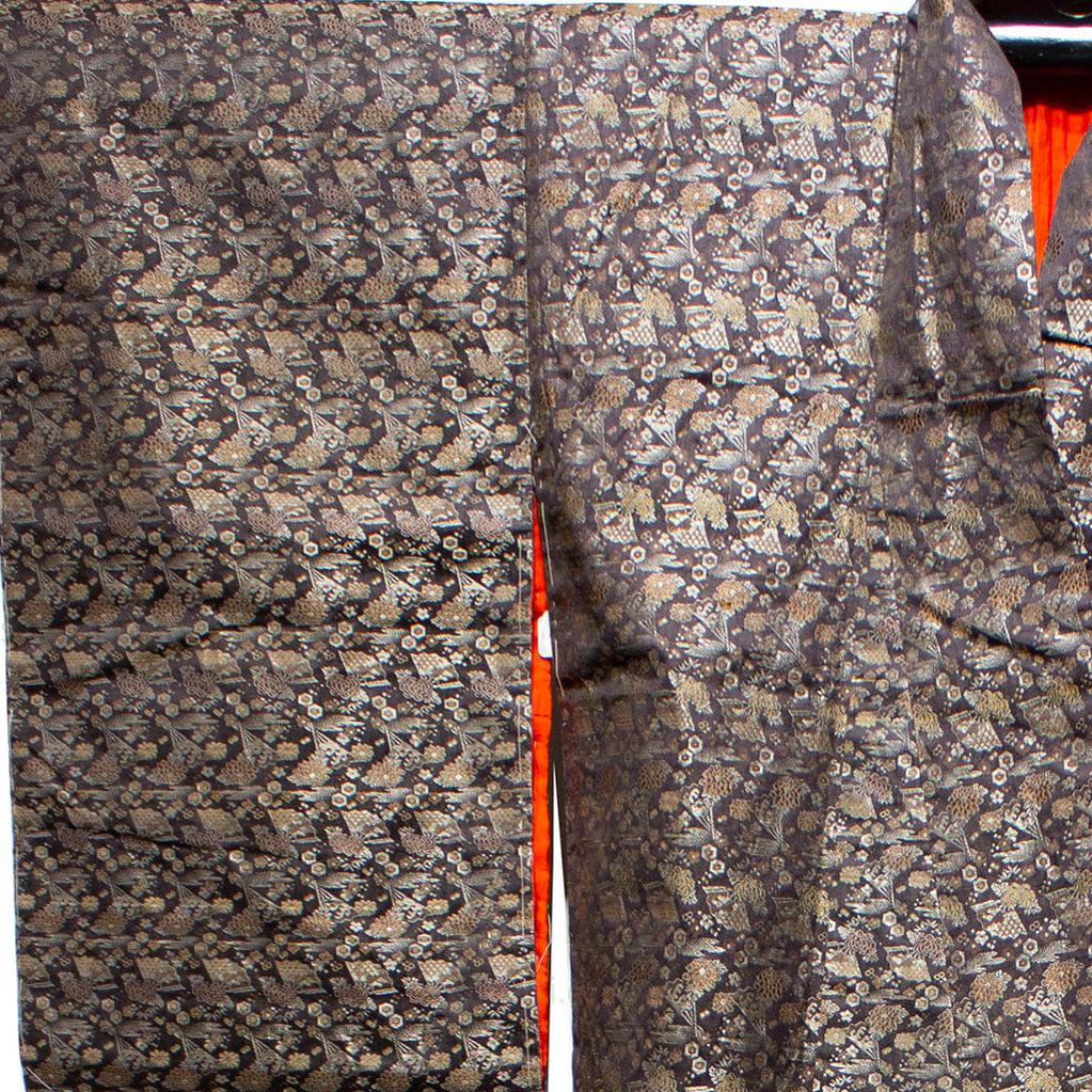 Brocade Uchikake black/gold w/red lining - Image 7